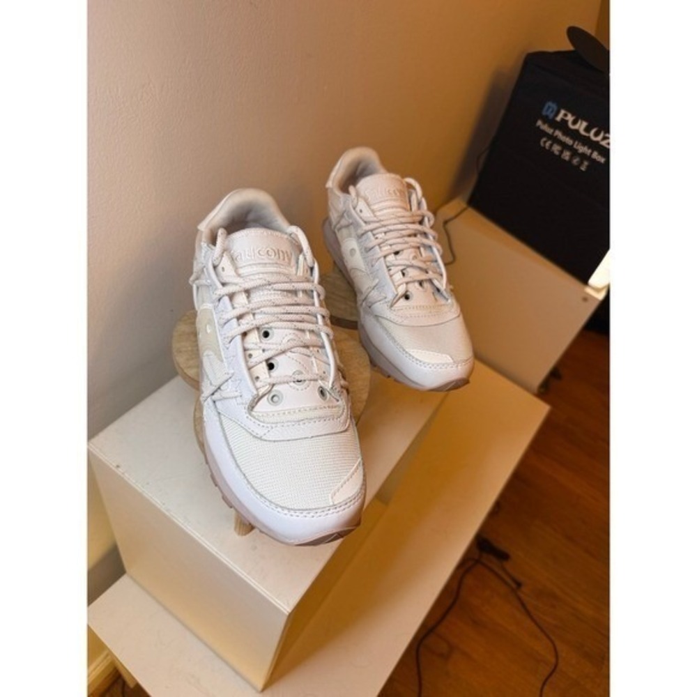 SAUCONY WHITE RUNNING SHOES. NEW WOMENS SIZE 8.5